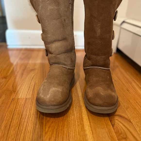 UGG Bailey Button II Tall Shearling Lined Suede Boots in Chestnut Sz. 6 - Picture 6 of 8